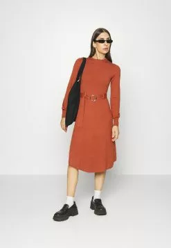 Anna Field Crew Ausschnitt Midi Strickkleid Mit Gürtel - Robe Pull - Brown -Anna Field Boutique 18074f127d0c420c85634a051976e034