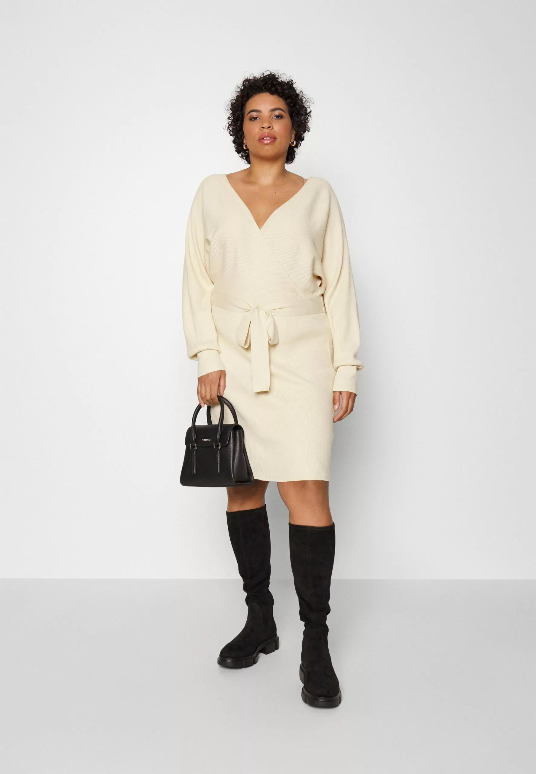 Wrap V Ausschnitt Mini Strickkleid Mit Gürtel - Robe Pull - Off White 2 Wrap V Ausschnitt Mini Strickkleid Mit Gürtel - Robe Pull - Off White – Image 2