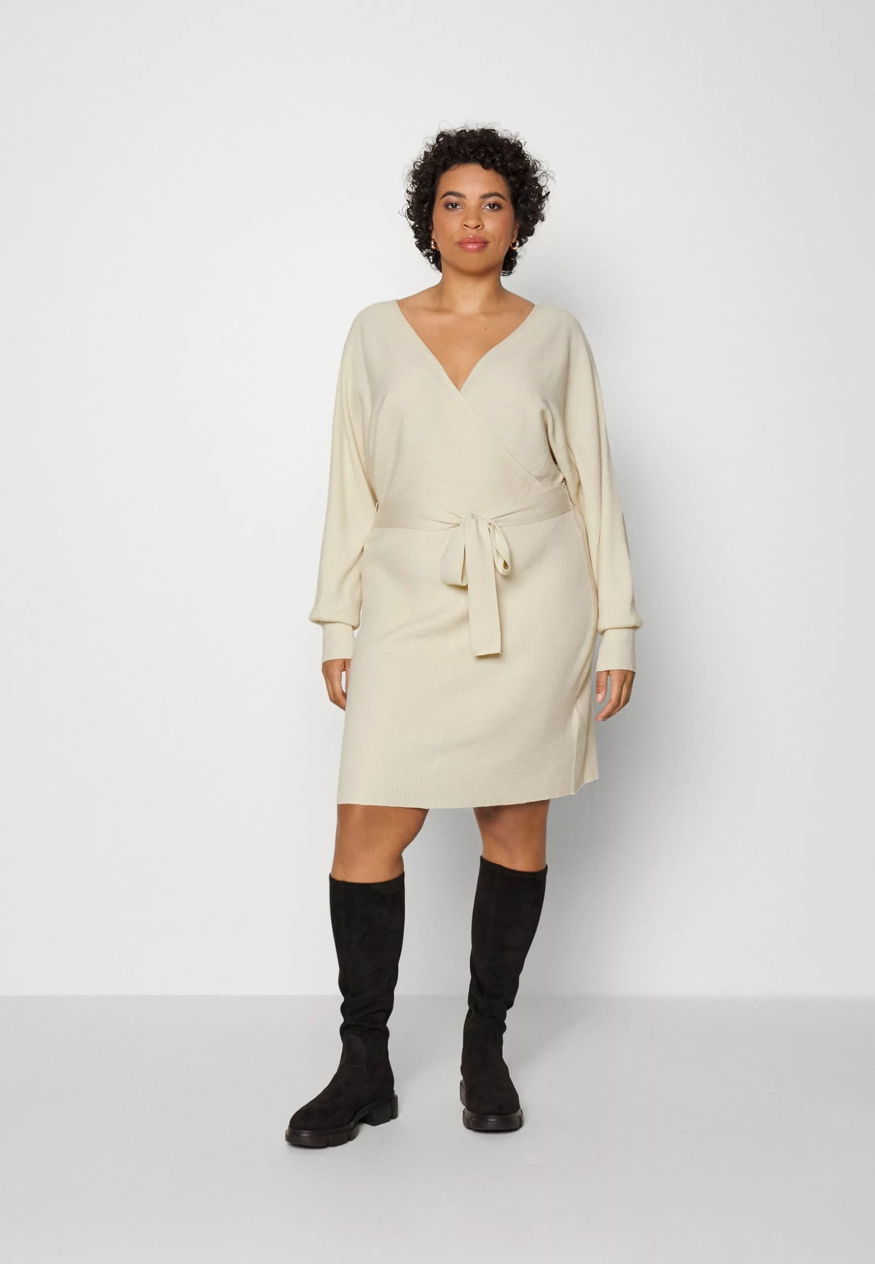 Wrap V Ausschnitt Mini Strickkleid Mit Gürtel - Robe Pull - Off White 1 Wrap V Ausschnitt Mini Strickkleid Mit Gürtel - Robe Pull - Off White