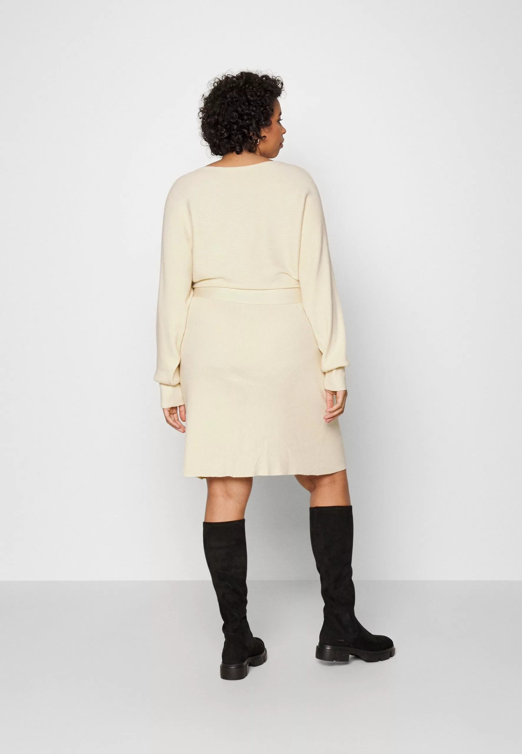 Wrap V Ausschnitt Mini Strickkleid Mit Gürtel - Robe Pull - Off White 3 Wrap V Ausschnitt Mini Strickkleid Mit Gürtel - Robe Pull - Off White – Image 3